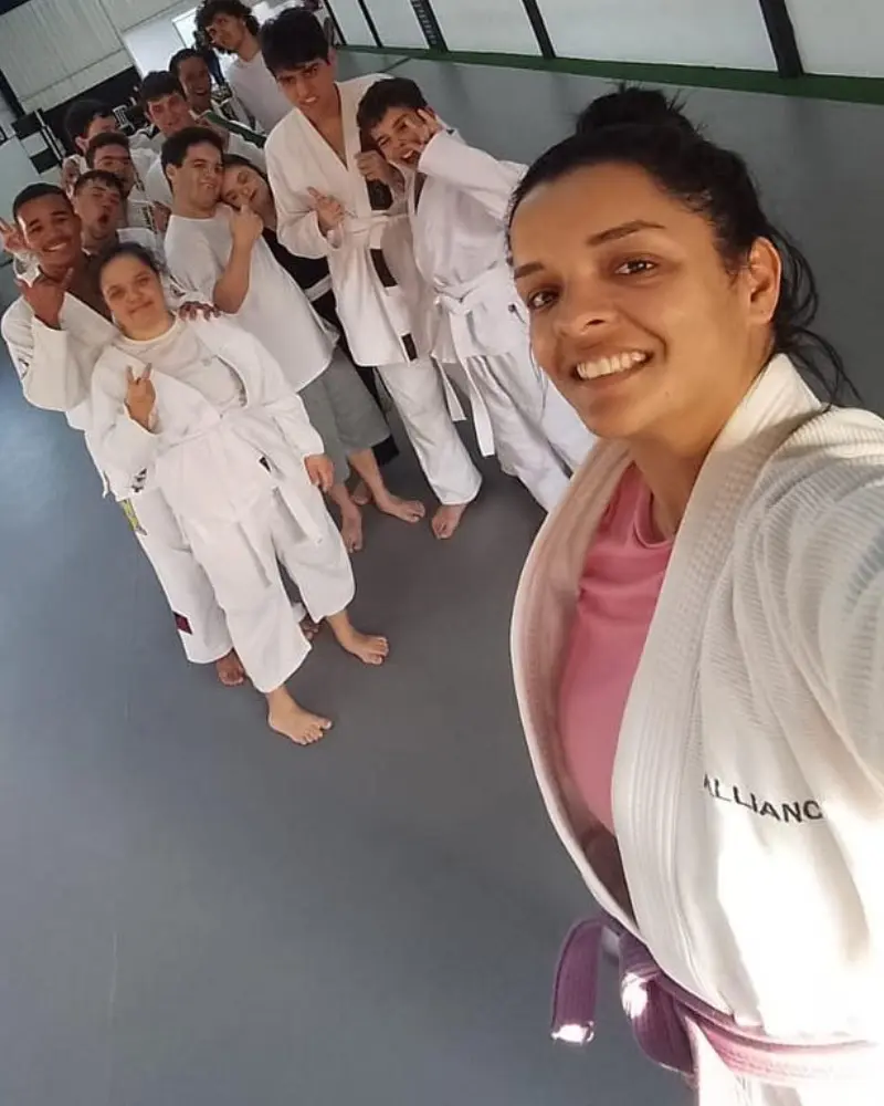 Professora e turma de jiu-jitsu adaptado