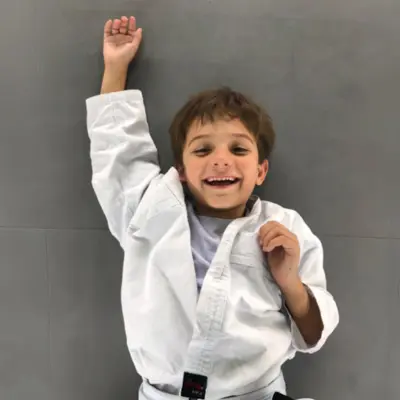 Criança pequena no jiu-jitsu