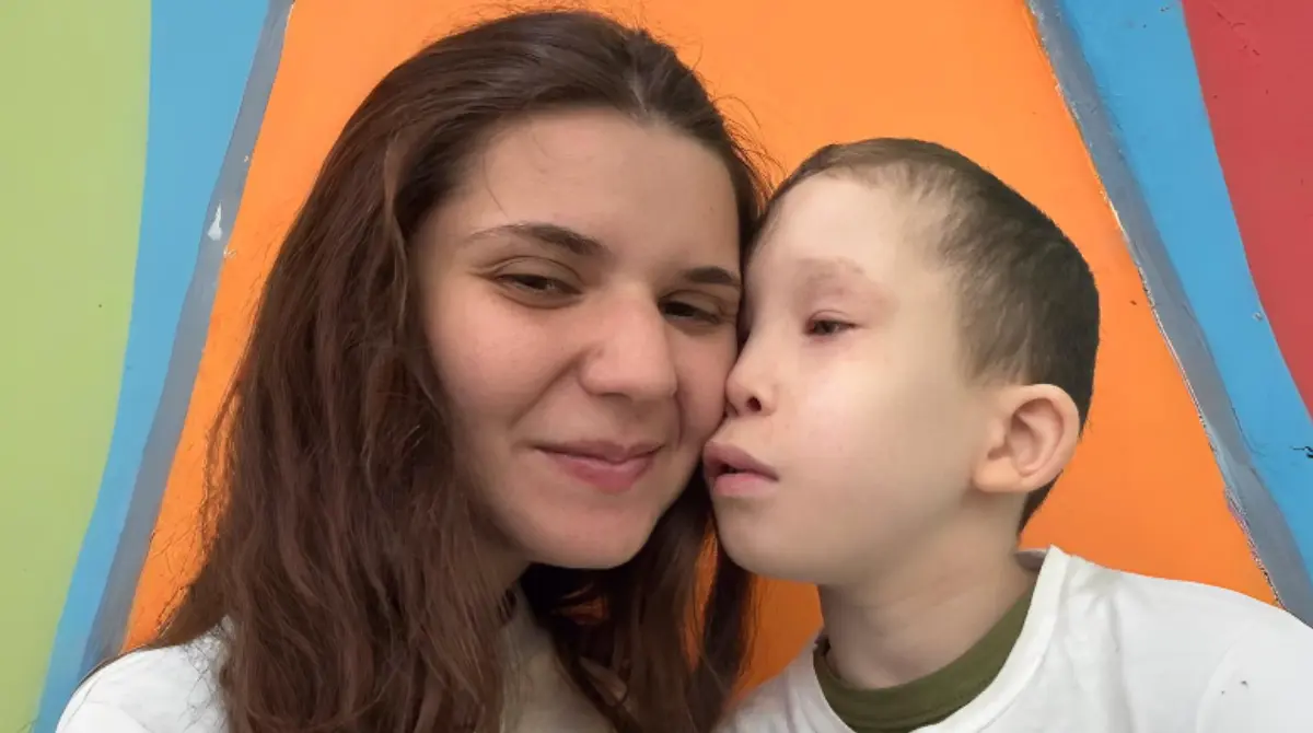 Professora do NAP em momento de carinho